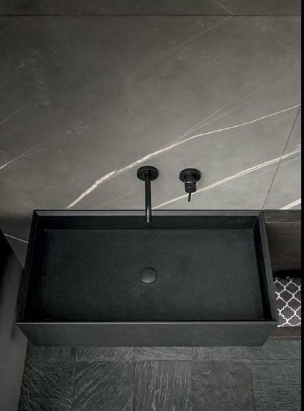 salle de bain associant les matériaux bruts et des compositions géométriques équilibrées